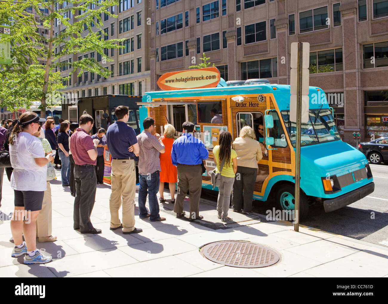 Menschen Schlange an einer städtischen Imbisswagen - USA Stockfoto
