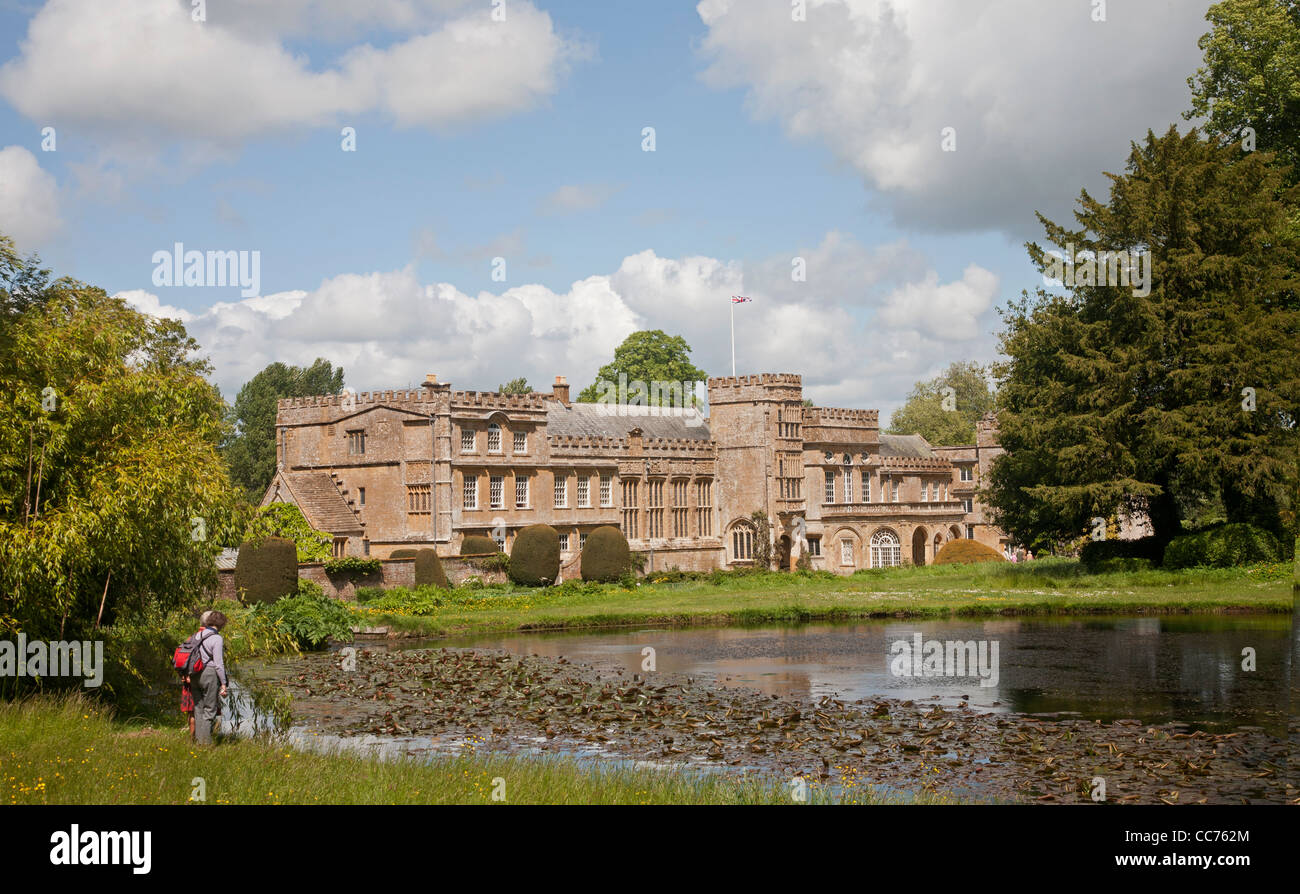 Zwei Personen genießen Sie den Blick über den großen Teich Forde Abbey auf der Somerset-Dorset-Grenze Stockfoto