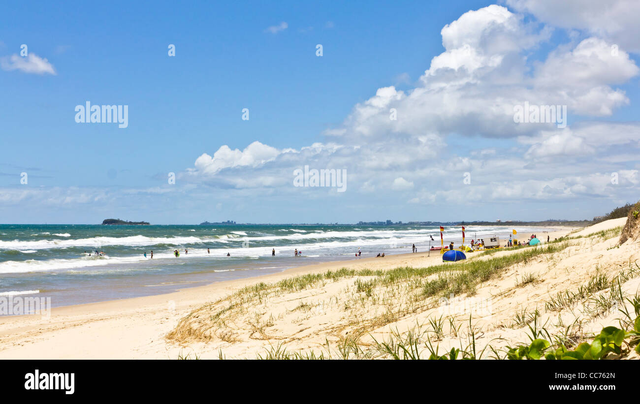 Einsamen Strand mit entfernten Schwimmer auf Coolum Beach, Sunshine Coast, Queensland Australien. Stockfoto