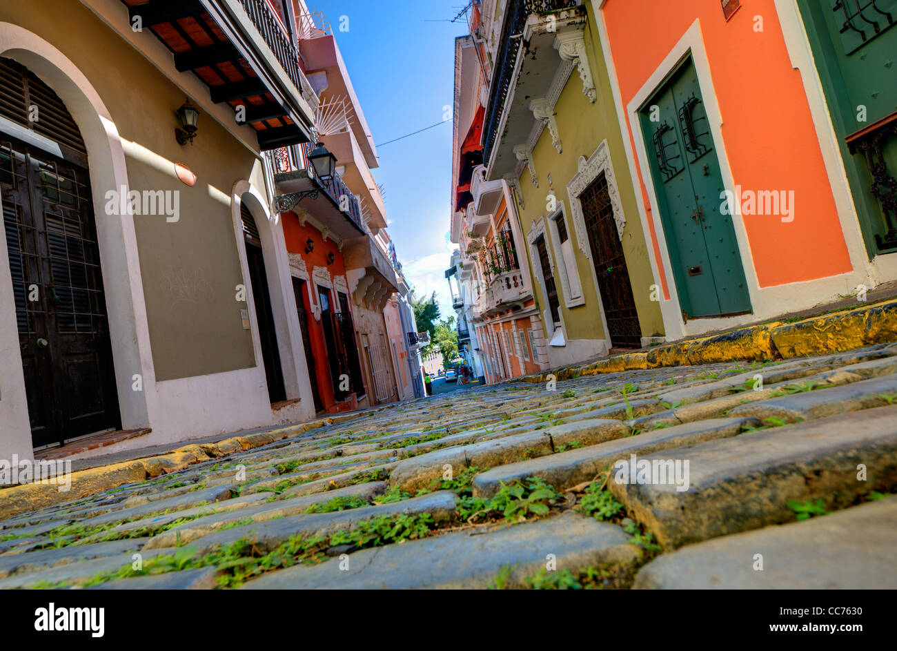 Gasse in der alten historischen Stadt San Juan, Puerto Rico. Stockfoto