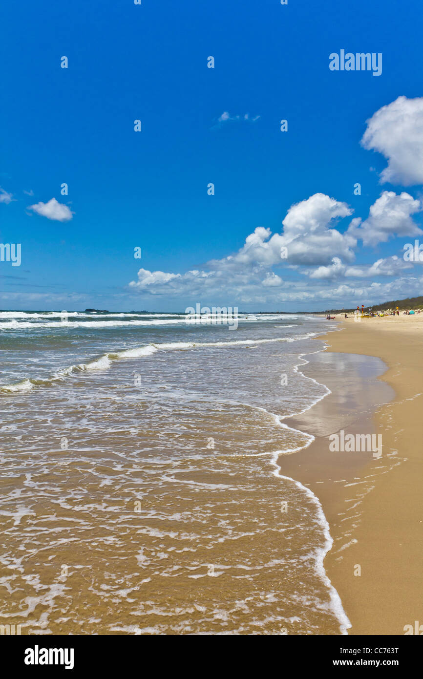 Einsamen Strand mit entfernten Schwimmer auf Coolum Beach, Sunshine Coast, Queensland Australien. Stockfoto