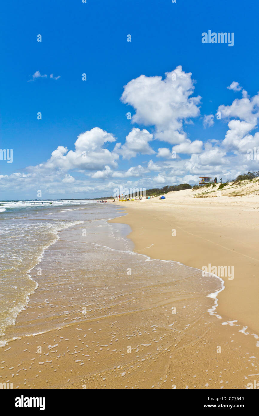 Einsamen Strand mit entfernten Schwimmer auf Coolum Beach, Sunshine Coast, Queensland Australien. Stockfoto