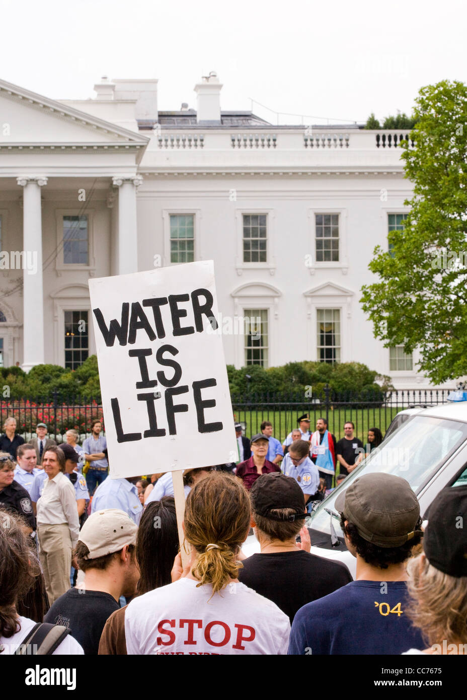 Ein Umweltschützer protestieren mit einer Zaunlatte "Wasser ist Leben" - USA Stockfoto