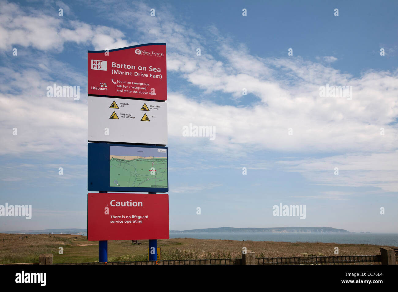 Sicherheit bemerken auf Barton Klippe Hampshire mit der Isle Of Wight im Hintergrund. Stockfoto