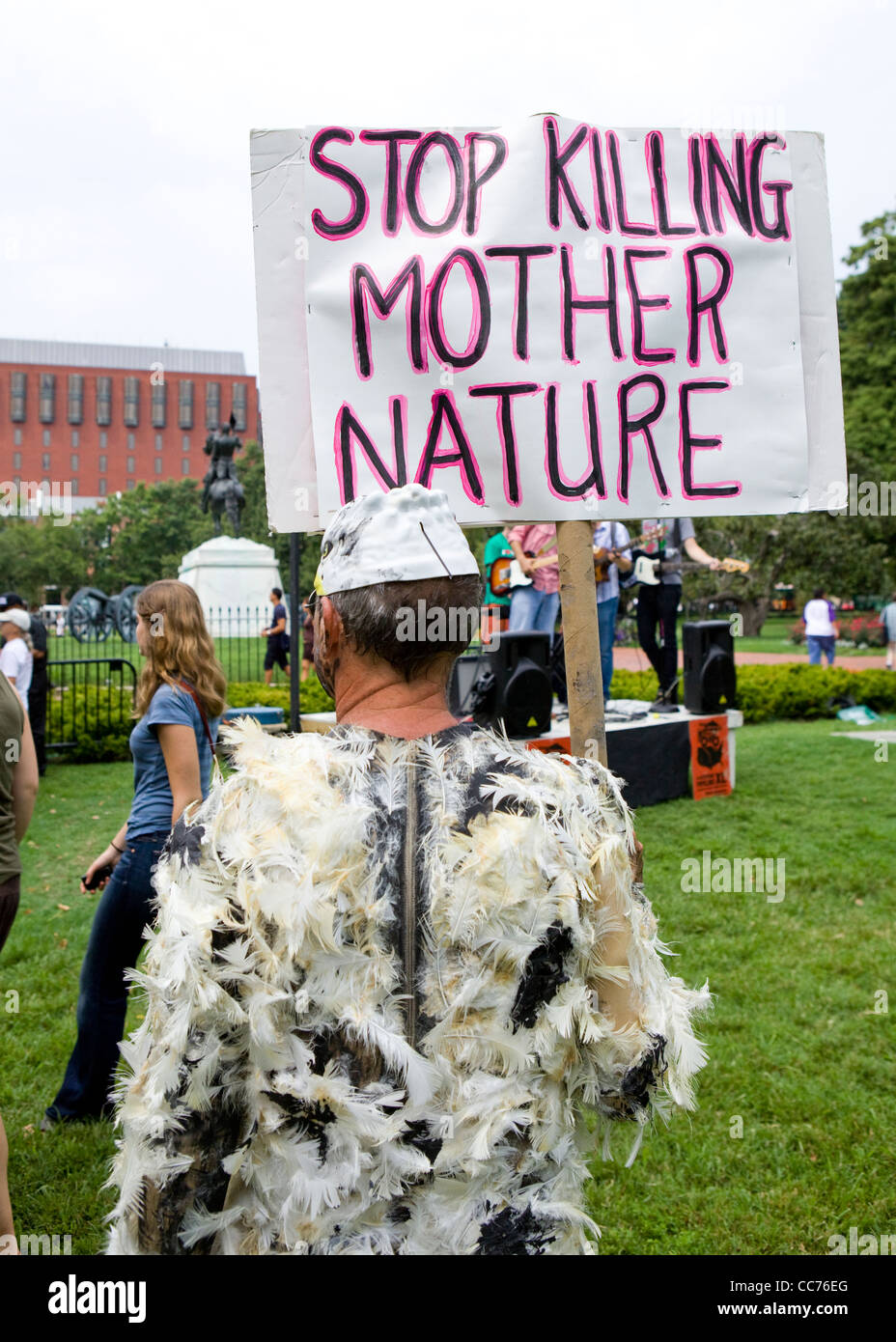 Ein Umweltschützer protestieren mit einer Zaunlatte Stockfoto