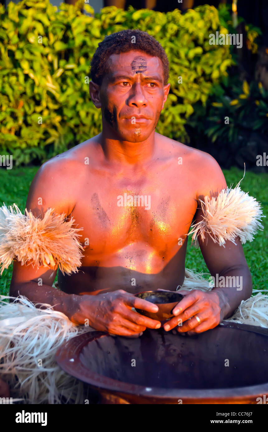 Fidschi-Mann in Fidschi Trachten im Kava-Zeremonie Stockfoto