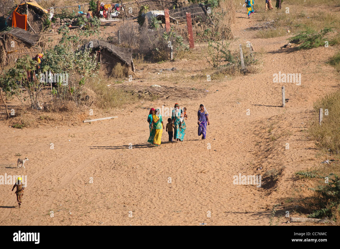 Rajasthani Frauen mit Kindern wandern, Camel Fair, Pushkar, Rajasthan, Indien Stockfoto