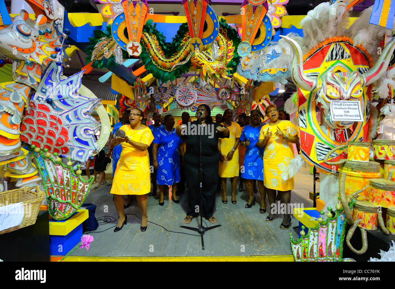 Nassau, Bahamas - 1. Januar 2012: Gospel Singers begrüßen die Besucher zum Hafen in Nassau, Bahamas in traditionellen Junkanoo-Stil. Stockfoto