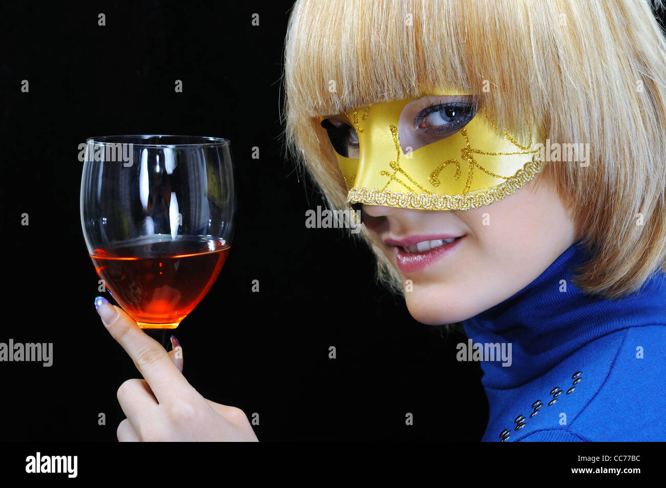 junge Frau trinkt Wein auf schwarzem Hintergrund Stockfoto