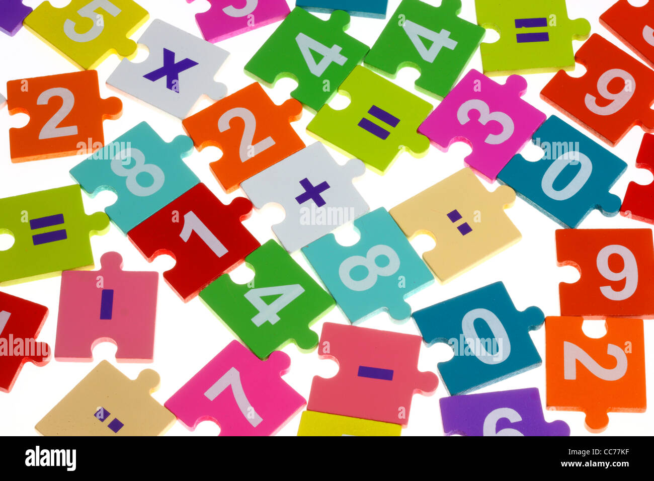 Mathematik-Puzzle für Kinder. Mathematik lernen während des Spielens, Grundrechenarten. Stockfoto