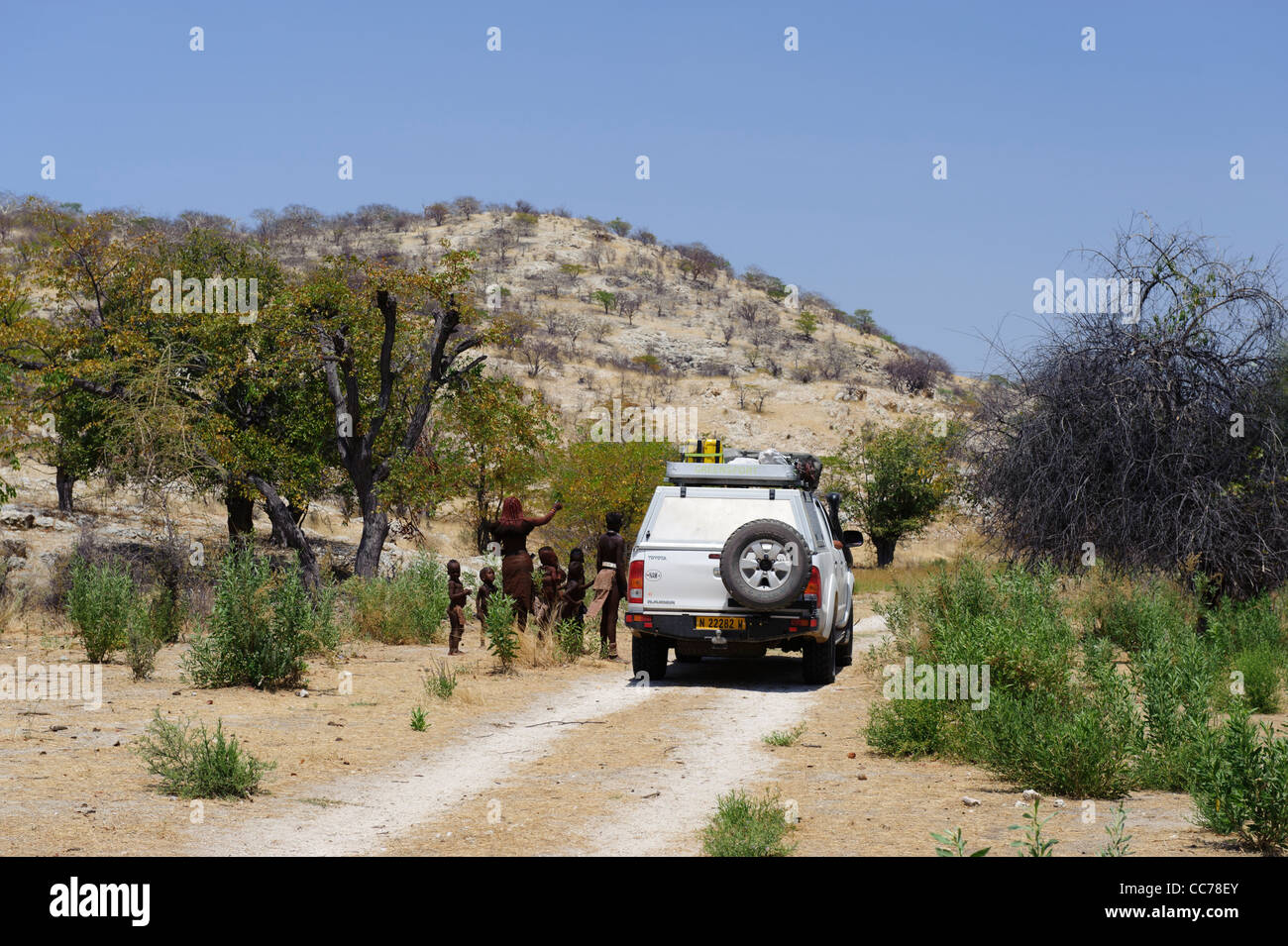 Volk der Himba Stamm neben einem 4 x 4 Auto im Kaokoland, Namibia