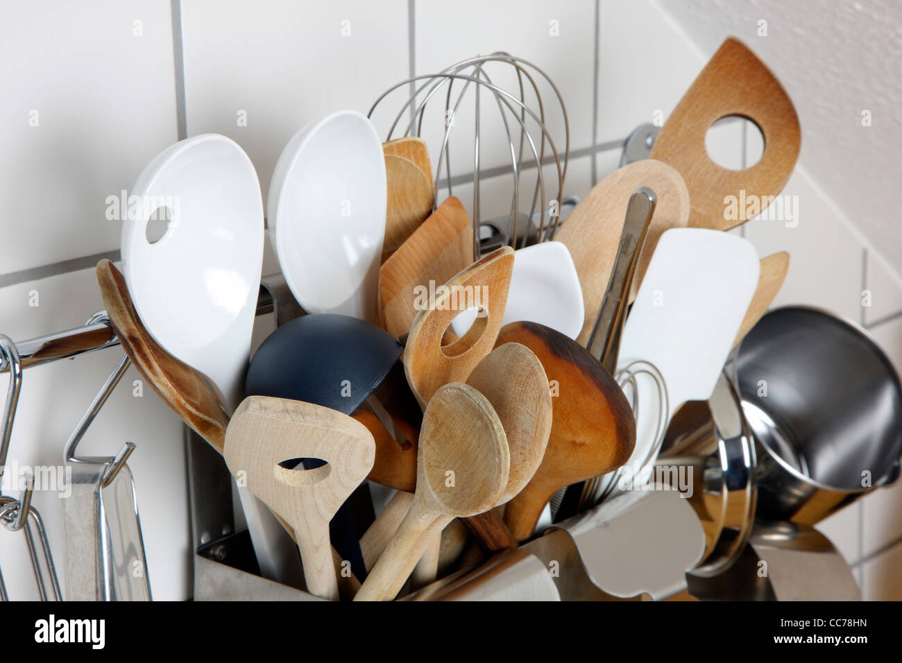 Diverse Küchenutensilien, Küchengeräte, box in einer Küche Stockfotografie  - Alamy