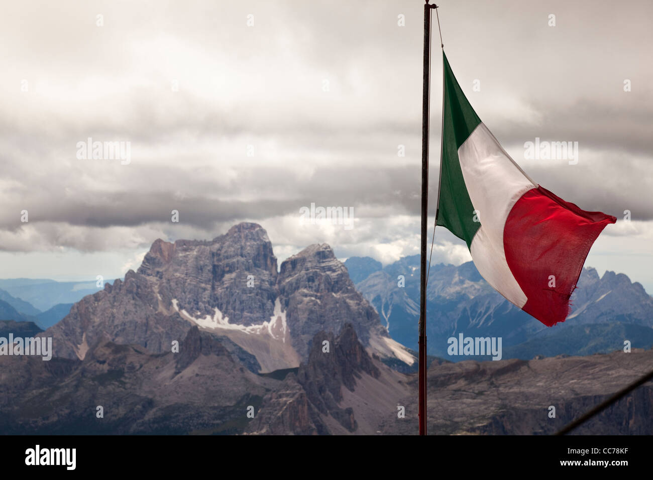 Blick auf Berg Croda da Lago und italienische Flagge aus der Tofana, Cortina d ' Ampezzo, Veneto, Norditalien Stockfoto