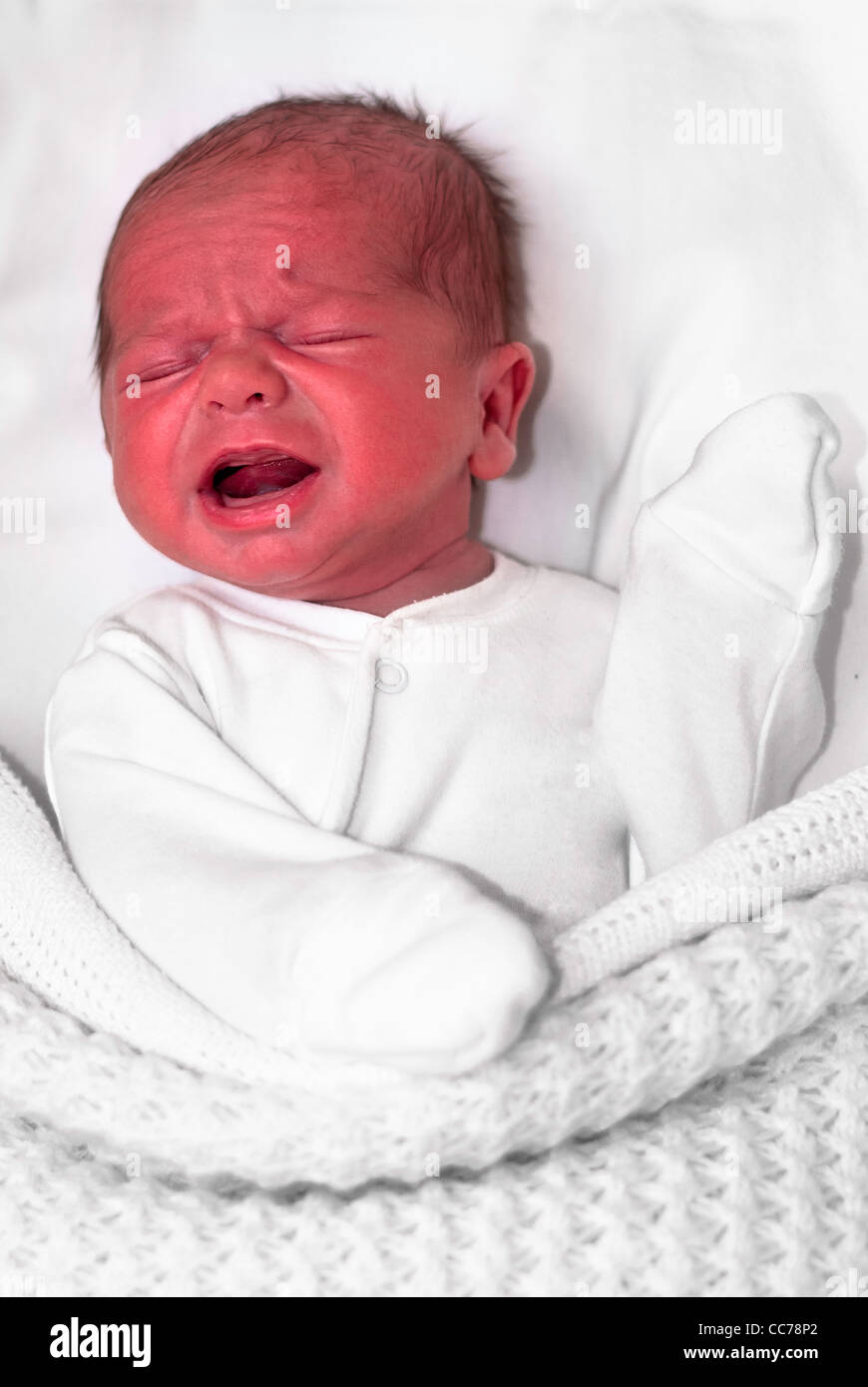 Schreiendes Baby mit rotem Gesicht Stockfoto