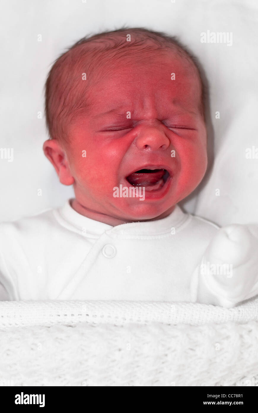 Schreiendes Baby mit rotem Gesicht Stockfoto