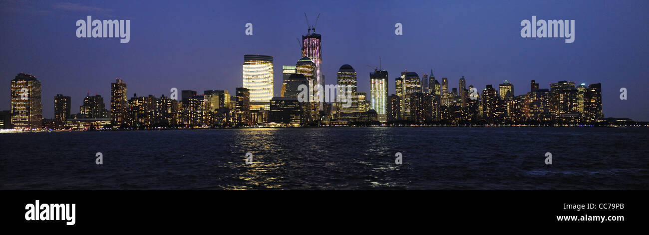 New York Skyline bei Nacht Stockfoto