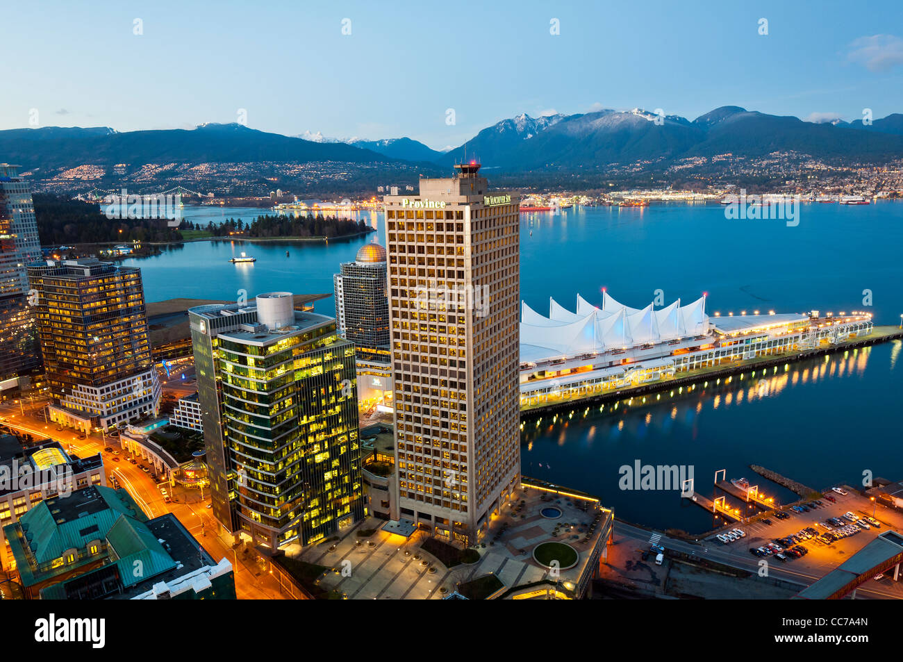 Panoramablick über die Innenstadt und Burrard Inlet in der Abenddämmerung, Vancouver, Britisch-Kolumbien, Kanada Stockfoto