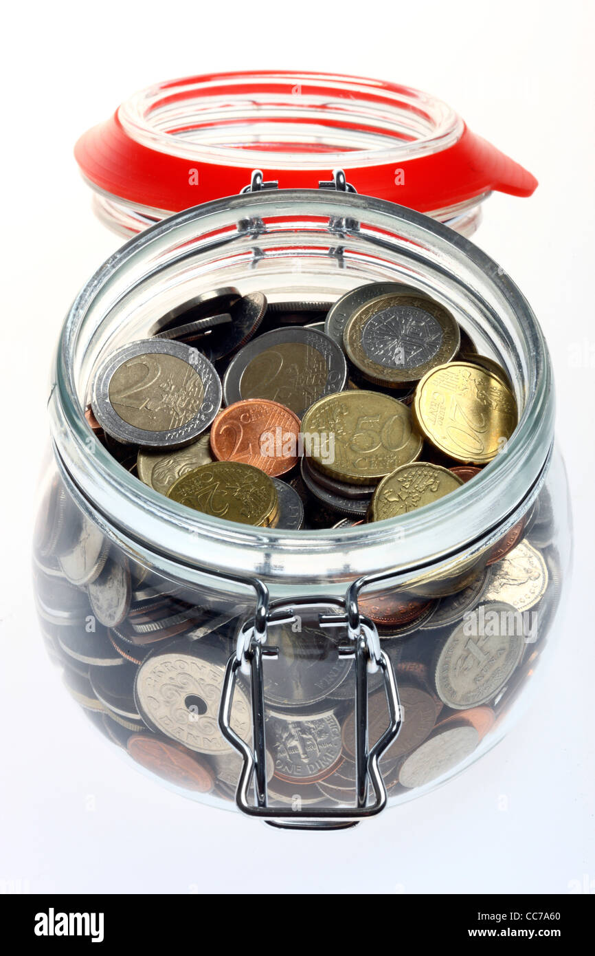 Geld in ein Glass, Erhaltung, Glas, Münzen, verschiedene Arten von Münzen aus verschiedenen Ländern, andere Währung. Stockfoto