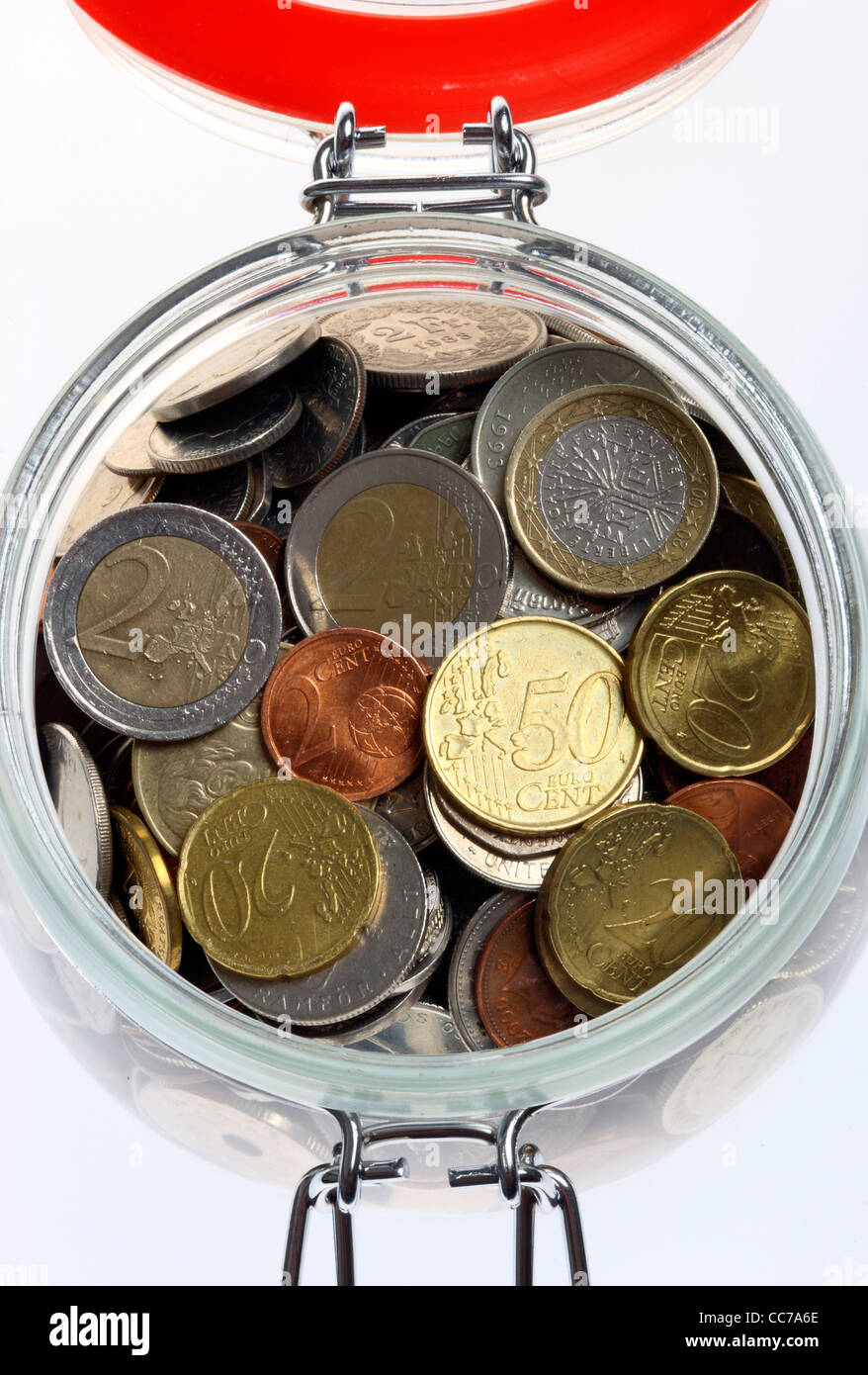Geld in ein Glass, Erhaltung, Glas, Münzen, verschiedene Arten von Münzen aus verschiedenen Ländern, andere Währung. Stockfoto