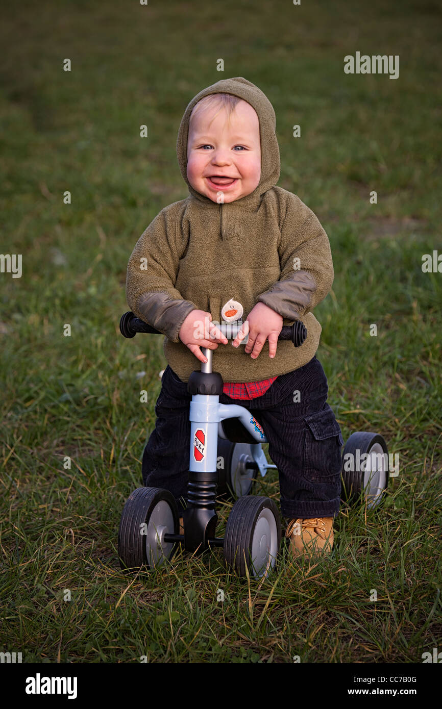 Junge (1 Jahr alt) mit dem Balance-Fahrrad Stockfoto