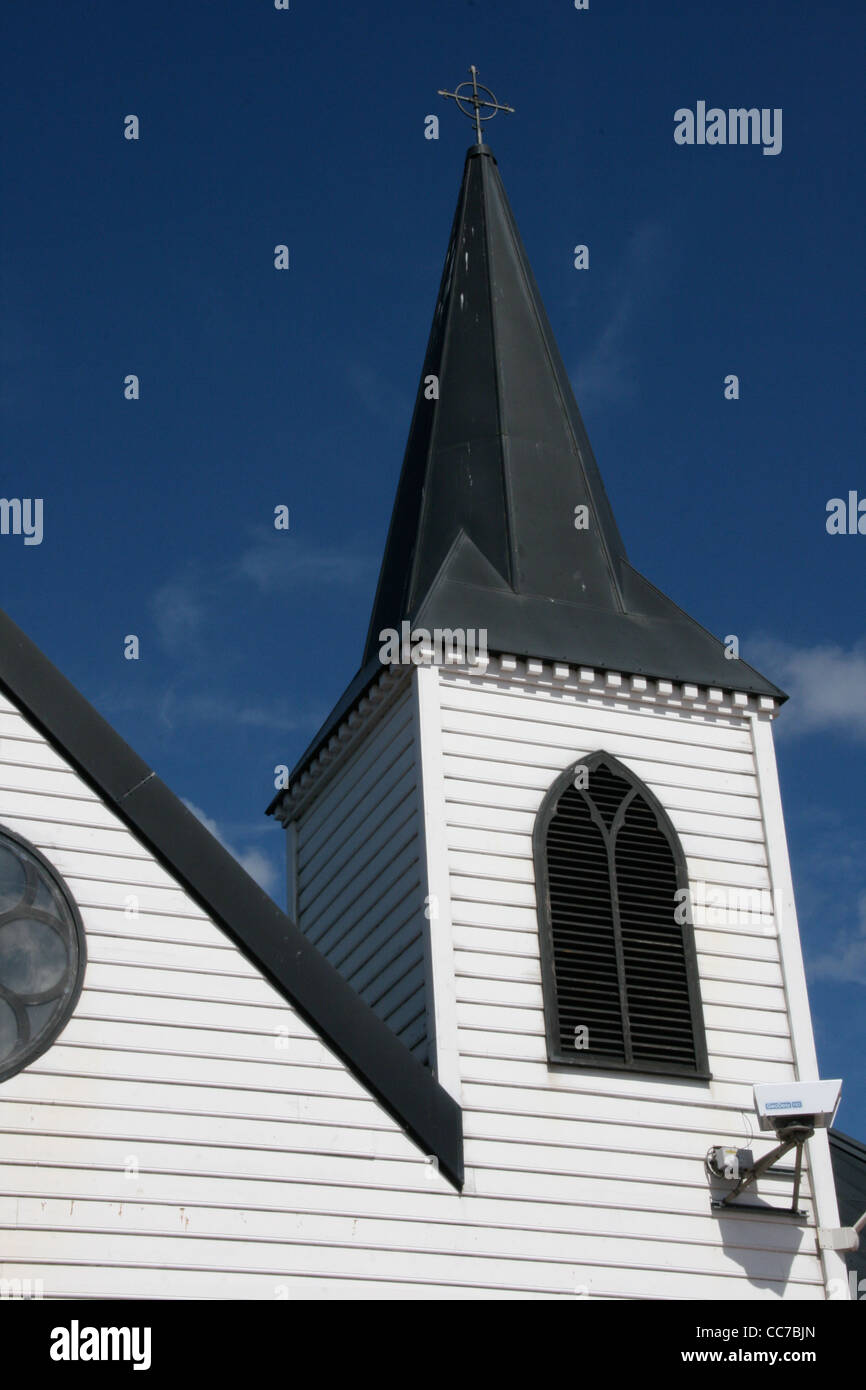 Die norwegische Kirche Seeleute an der Uferpromenade von Cardiff eingerichtet vor blauem Himmel. Stockfoto