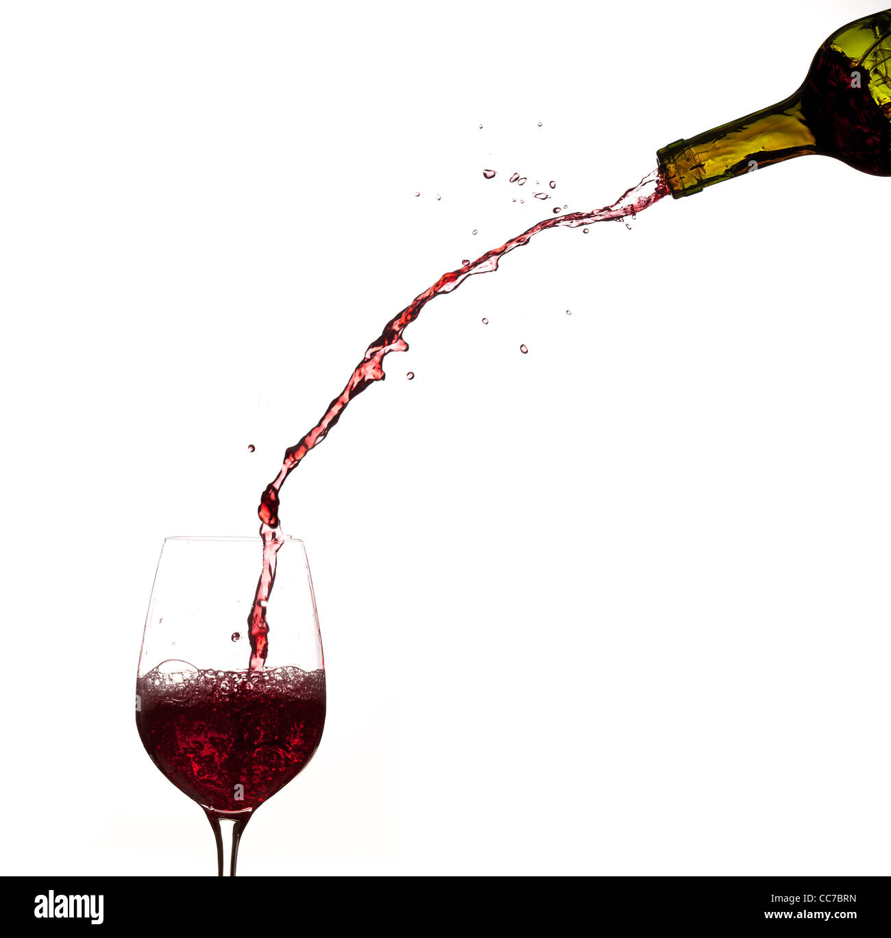 Rotwein wird direkt aus der Flasche in ein Glas gegossen Stockfoto