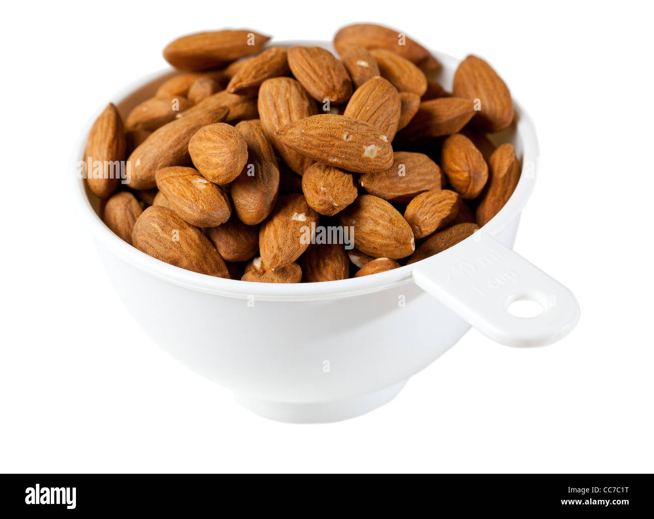 Haufen Mandeln Nüsse in einer Mess Tasse oder Schüssel bereit als snack Stockfoto