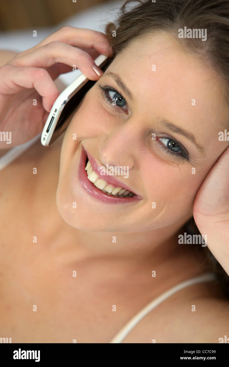 junge Frau am Telefon Stockfoto