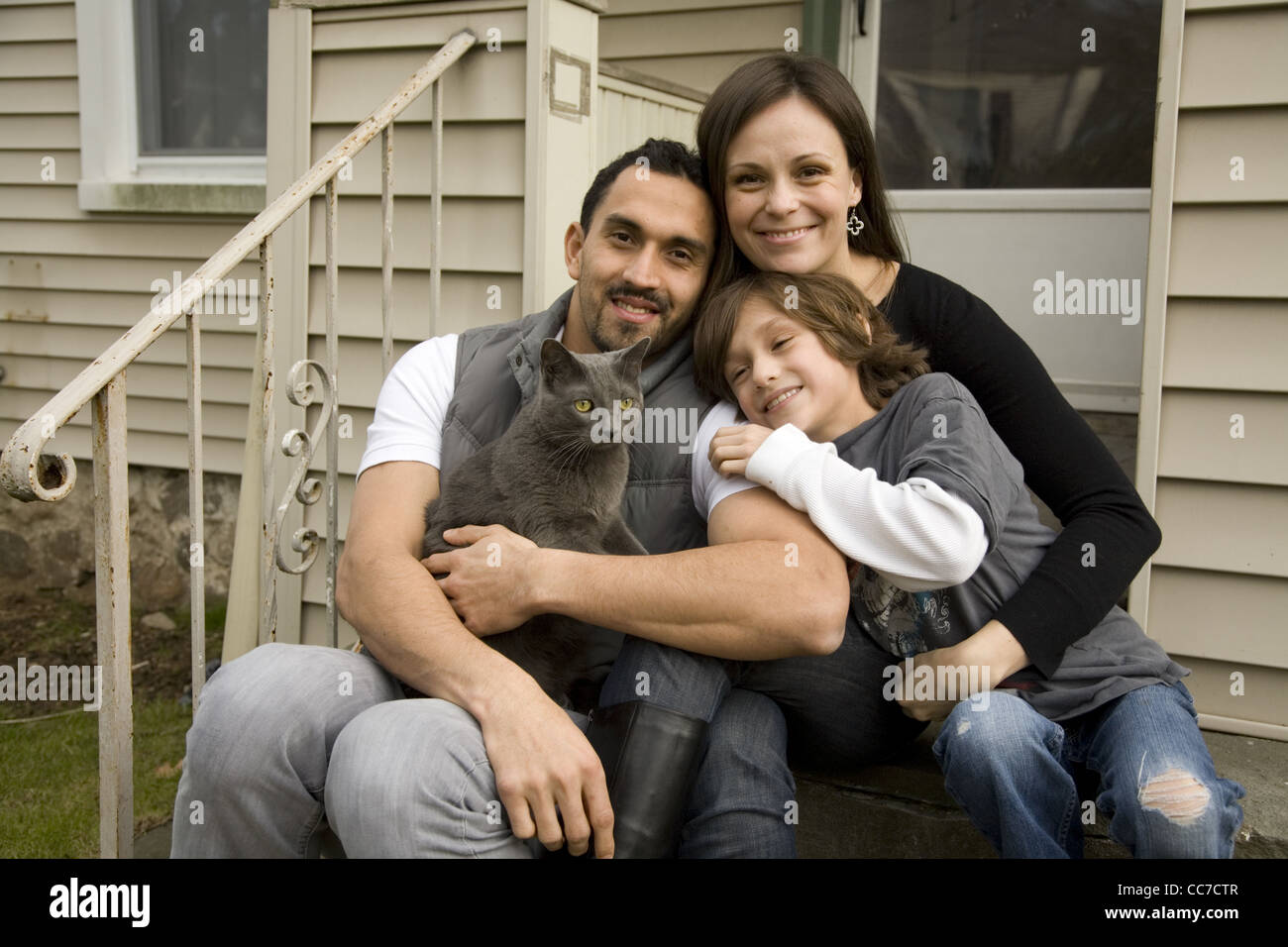 Porträt einer amerikanischen Familie mit Papa aus Guatemala und Mama aus Polen. Stockfoto