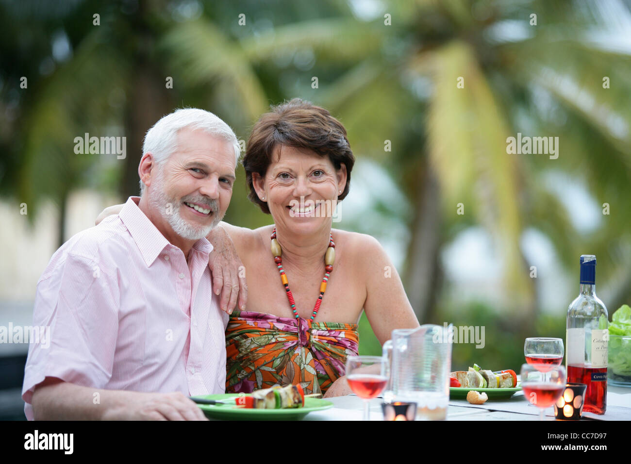 Älteres Ehepaar im Freien zu essen Stockfoto