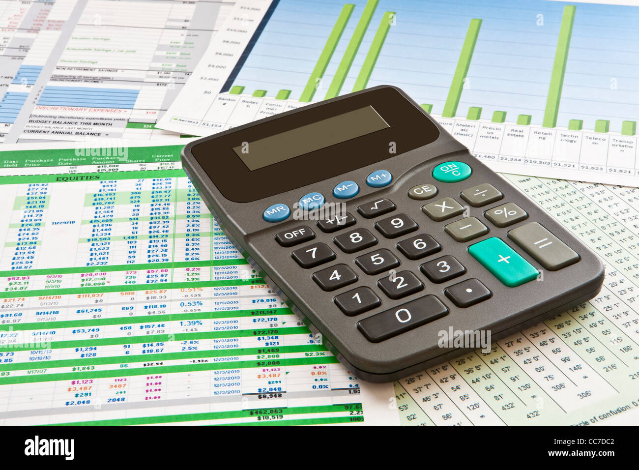 Rechner auf Business-Grafiken, Diagramme, Budgets und Tabellen Stockfoto