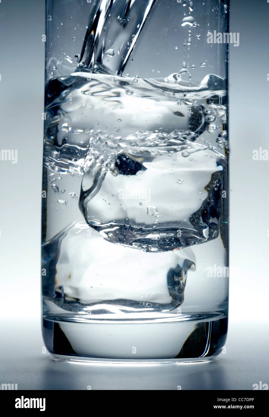 Glas Wasser mit Eiswürfeln Stockfoto