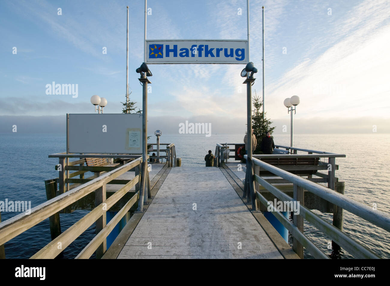 Eisige Pier im Winter, Haffkrug, Lübecker Bucht, Ostsee, Schleswig-Holstein, Deutschland, Europa Stockfoto