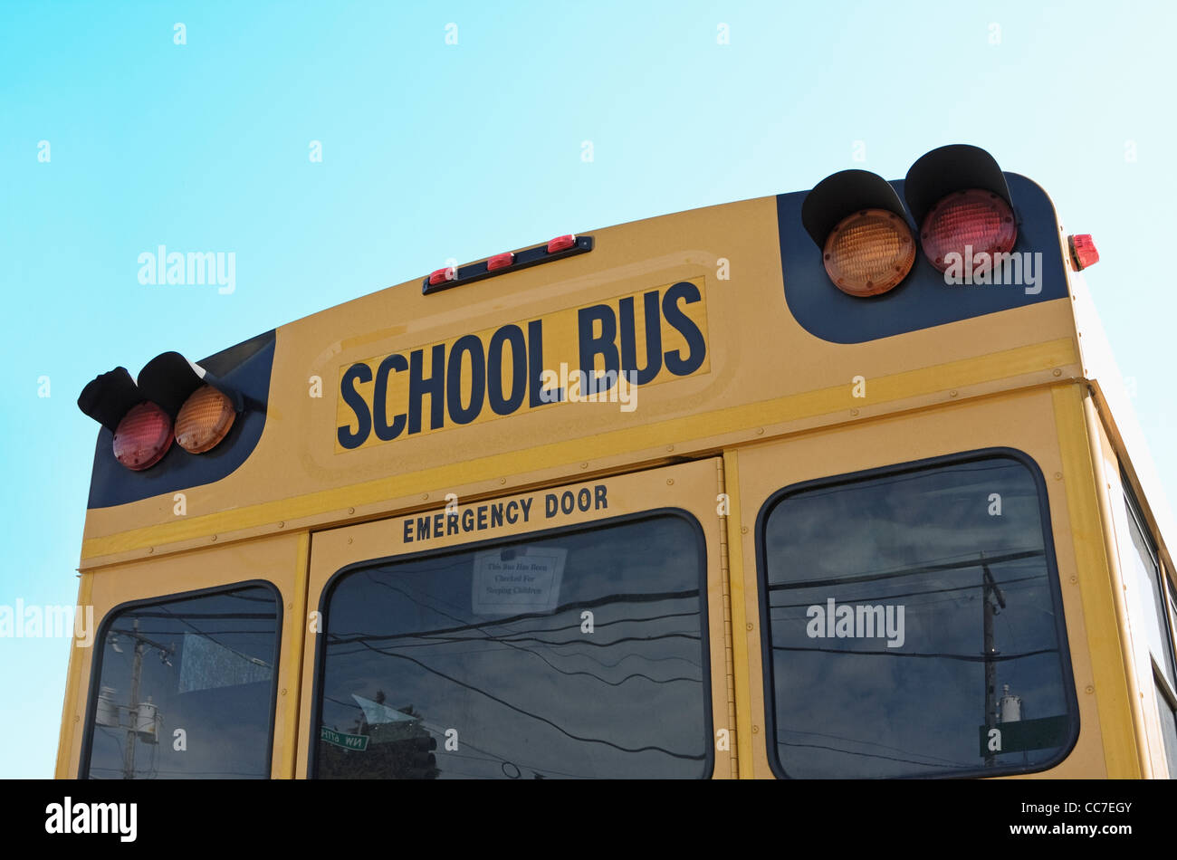 Rückseite der Schulbus gegen blauen Himmel Stockfoto