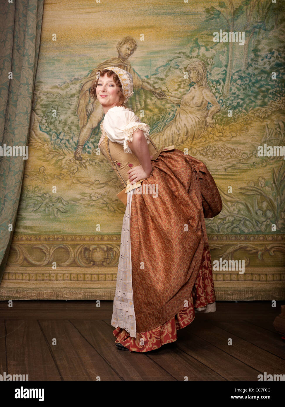 Schauspielerin auf der Bühne in altmodischer Tracht gekleidet Stockfoto