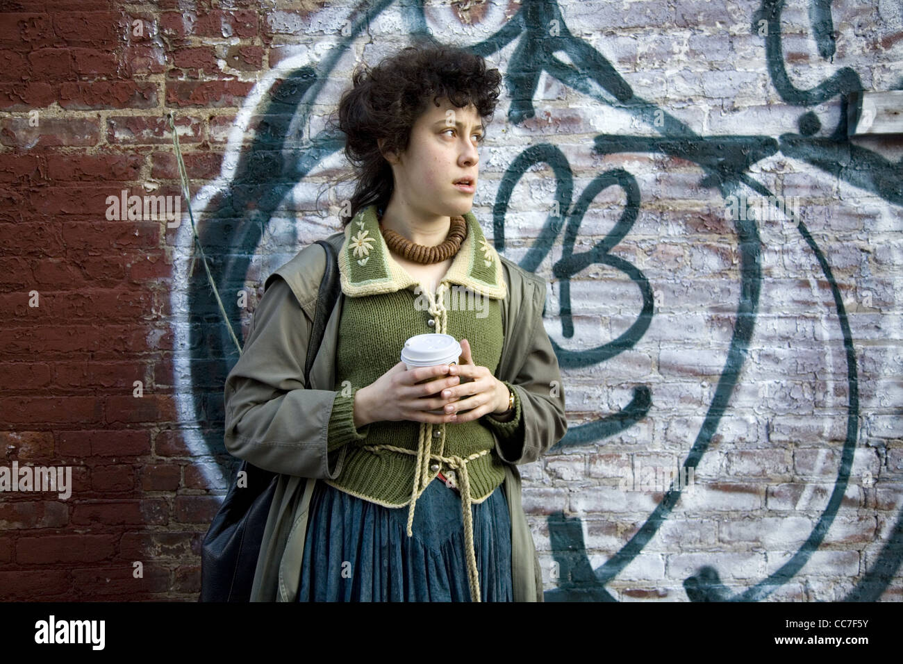 Junge Frau mit einer Tasse Kaffee, Brooklyn, New York. Stockfoto