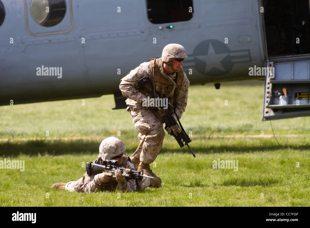 Marines bereitstellen von einem CH-53 Sea Stallion-Hubschrauber während einer amphibischen Angriff Demonstration in Flushing Meadow Park Stockfoto