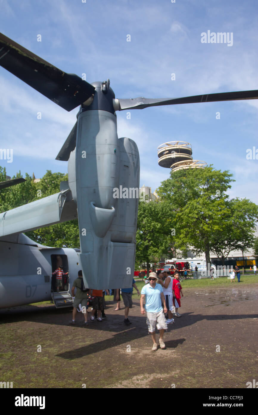 Besucher gehen vorbei an der massiven Motor ein Marinekorps v-22 Osprey in Flushing Meadow Park während der Fleet Week 2011 in New York City Stockfoto