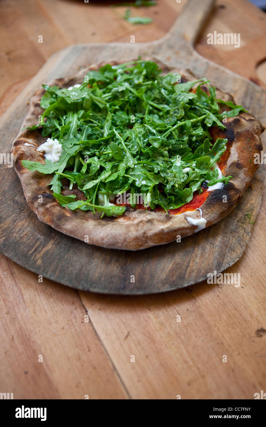 Rucola-Salat-Topping auf pizza Stockfoto