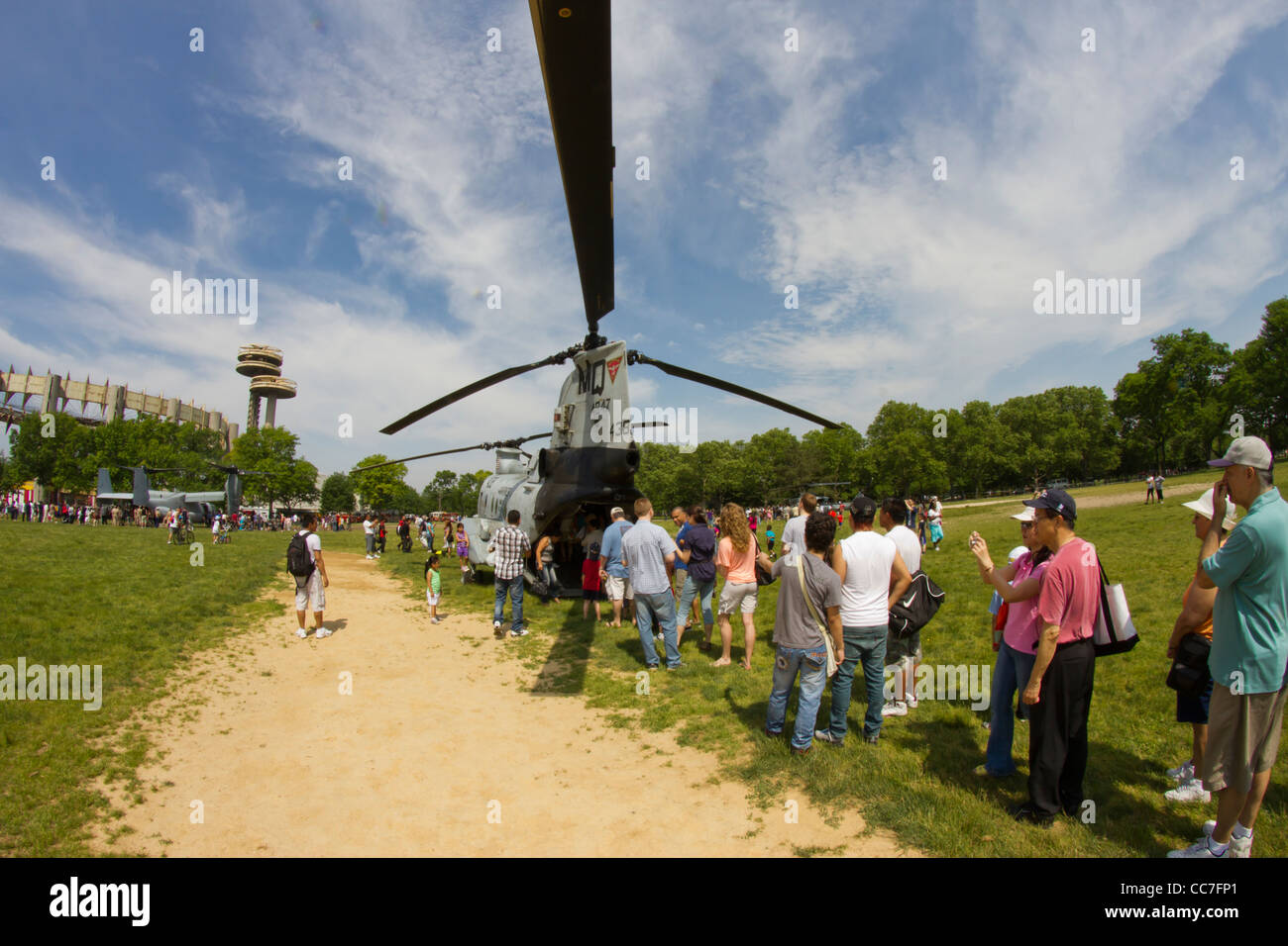 Besucher Line-up Marinekorps CH-46 Sea Knight Helikopter in Flushing Meadow Park während der Fleet Week 2011 in New York City zu betreten Stockfoto