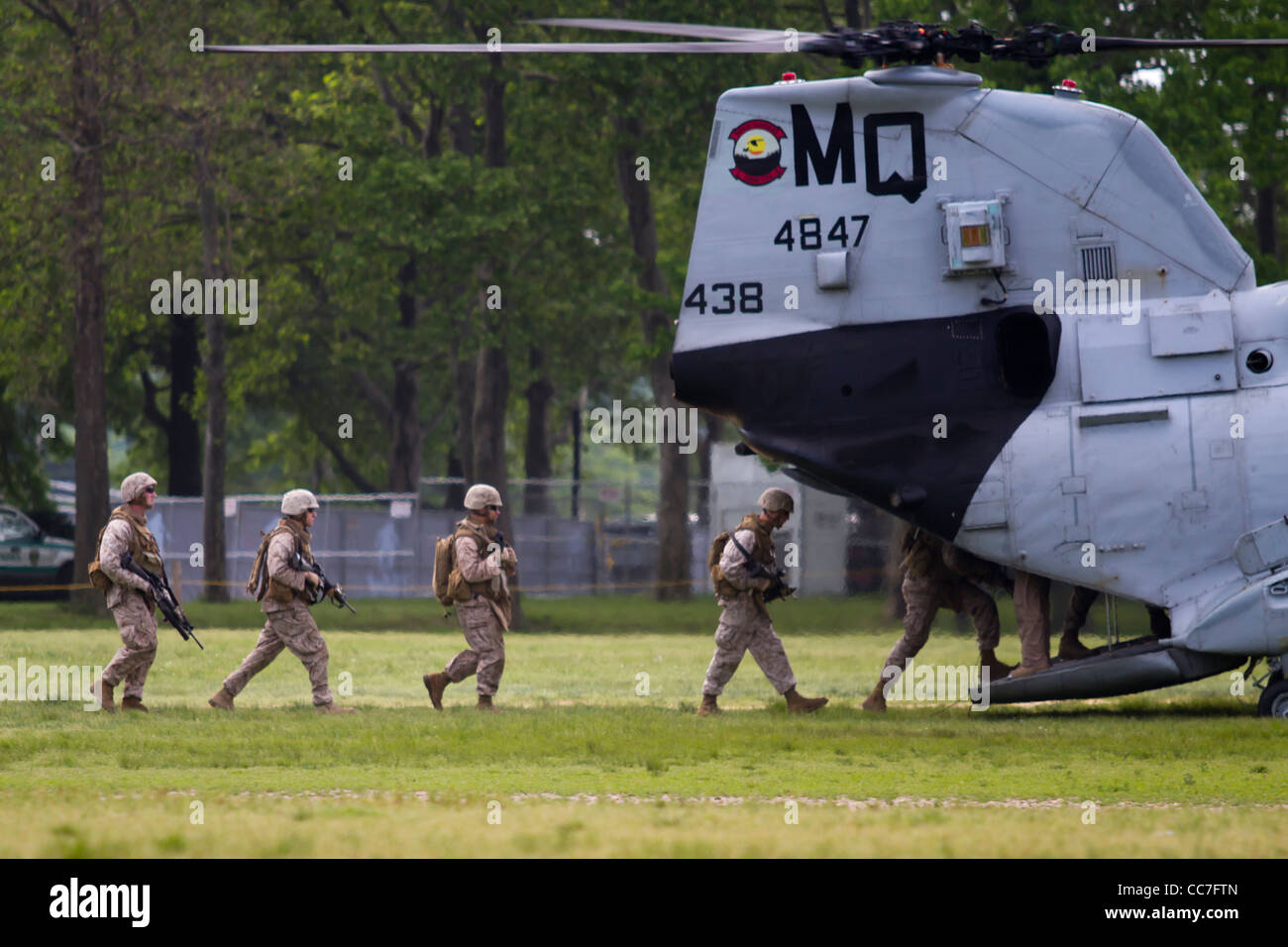 Marines geben Sie einen H-46 Sea Knight Helikopter nach einem amphibischen Angriff Demo in Flushing Meadow Park während der Fleet Week 2011 Stockfoto