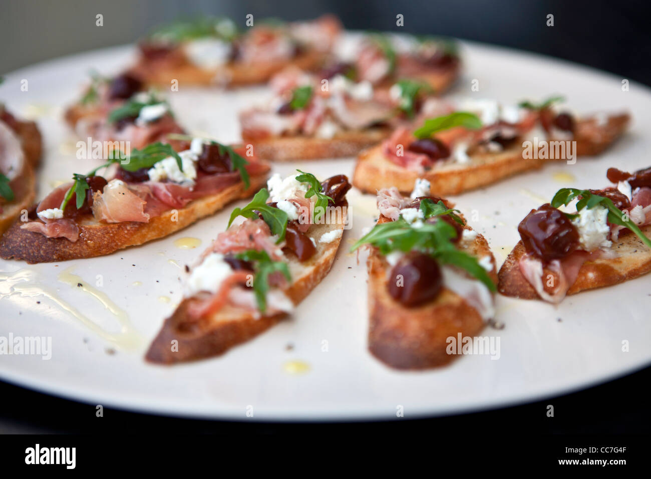 Rucola und Schinken auf Brot Stockfoto