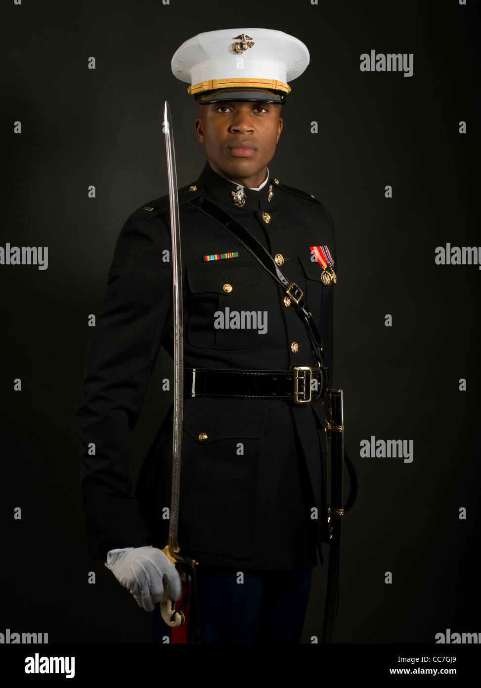 United States Marine Corps Officer im blauen Kleid 'A' Uniform einschließlich Medaillen Bänder, weiße Handschuhe, Kasernen Abdeckung (Hut) Schwert Stockfoto