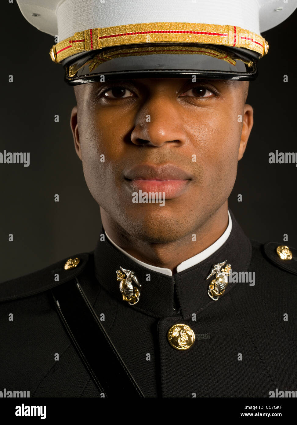 United States Marine Corps Officer im blauen Kleid 'A' Uniform einschließlich Medaillen Bänder, weiße Handschuhe, Kasernen Abdeckung (Hut) Schwert Stockfoto