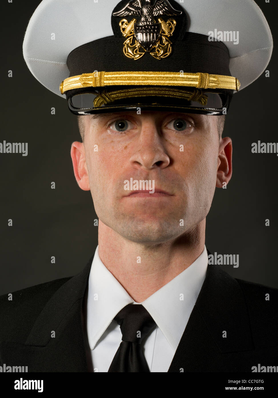 Vereinigte Staaten Marineoffizier in Service Dress Blues Uniform mit Kombination decken (Hut) Stockfoto