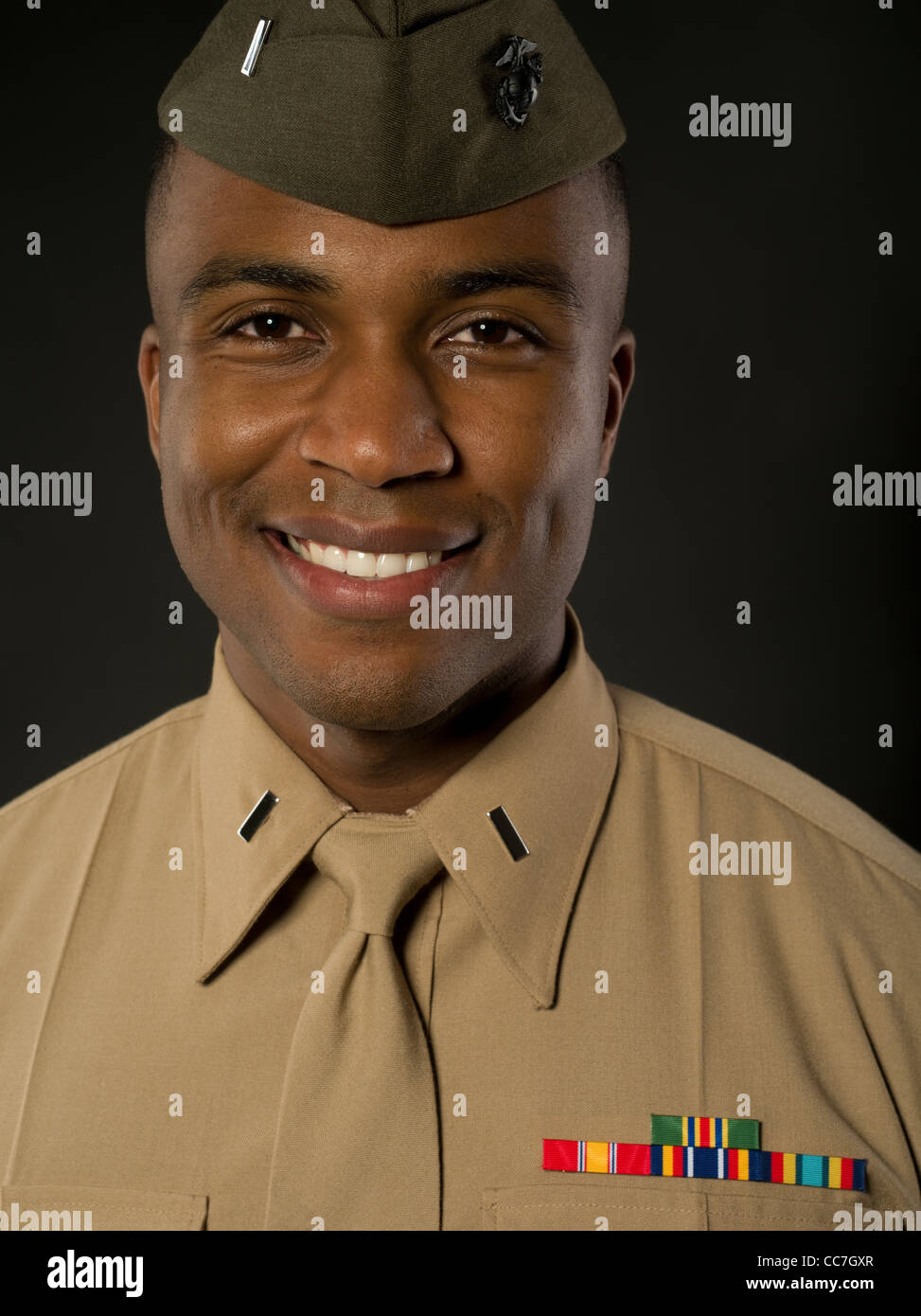 United States Marine Corps Offizier in Dienstuniform B (Bravos) mit Garnison Abdeckung Hut Stockfoto