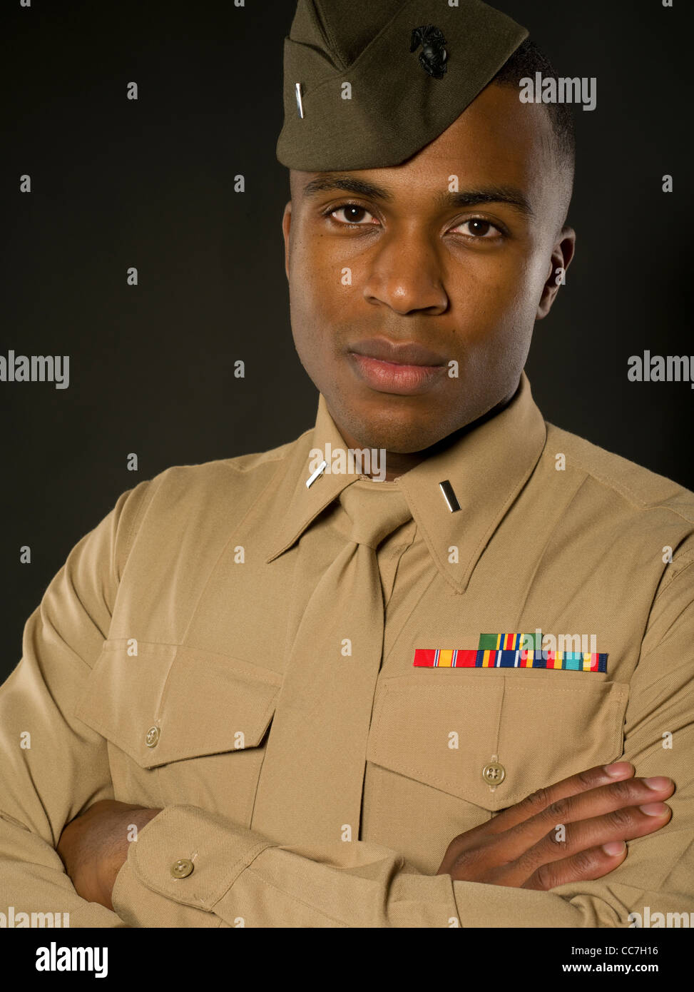 United States Marine Corps Offizier in Dienstuniform B (Bravos) mit Garnison Abdeckung Hut Stockfoto