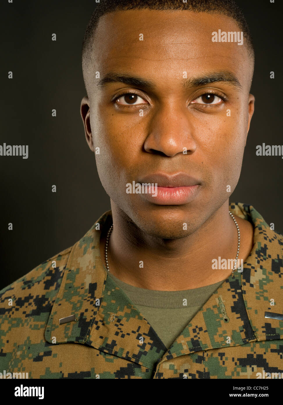 United States Marine Corps Officer im Marine Corps Combat Utility Uniform MARPAT digitale Muster woodland Tarnmuster Stockfoto