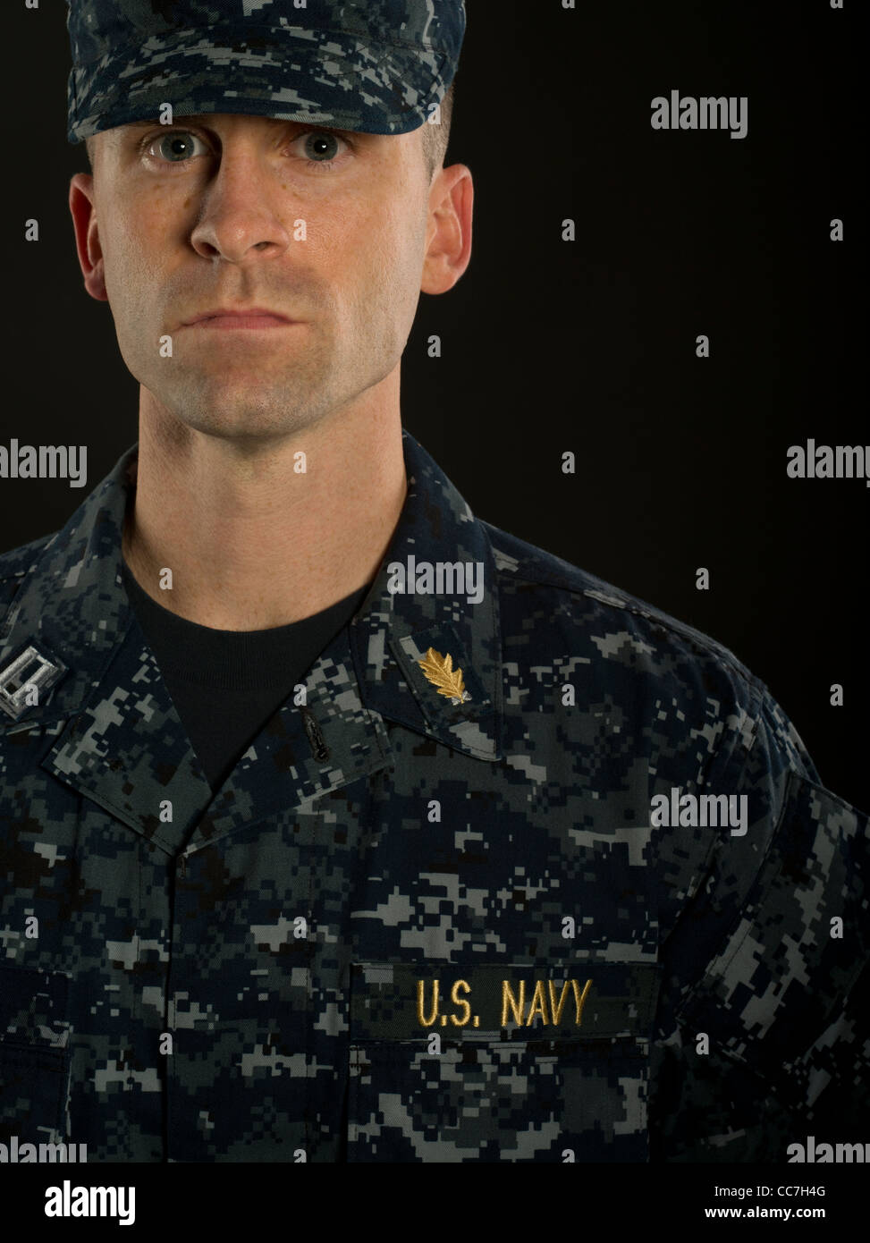 Vereinigte Staaten Marine Offizier in Navy Uniform arbeiten Stockfoto