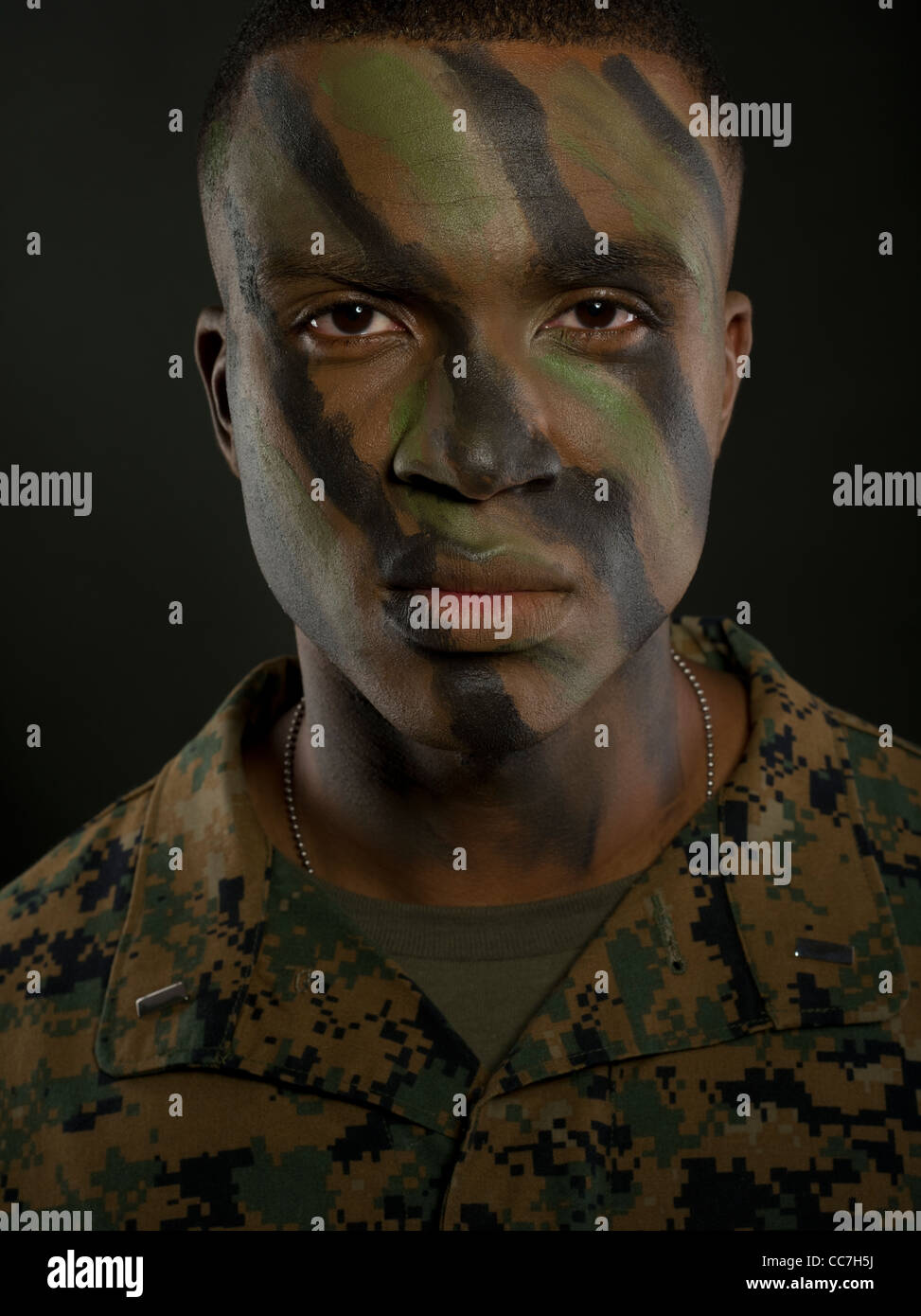 United States Marine Corps Offizier in MARPAT digitale Tarnung einheitliche und Camo Gesicht malen Stockfoto